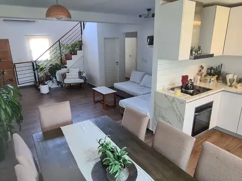 Casa 4 ambientes con 2 baños
