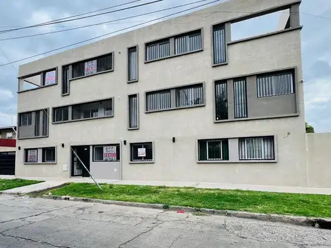 2 ambientes al frente, con cochera y patio.