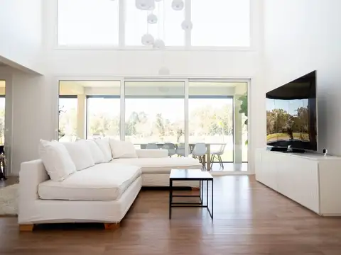 Casa en Venta con 2 cocheras