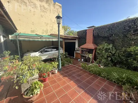 Venta casa 3 ambientes con cochera y jardín en Quilmes