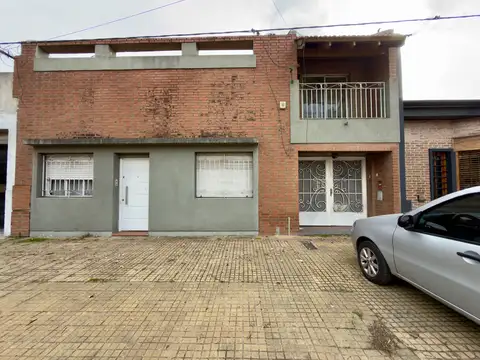 Casa En Venta En Ph, Jardin, Pileta, Cochera, La Plata