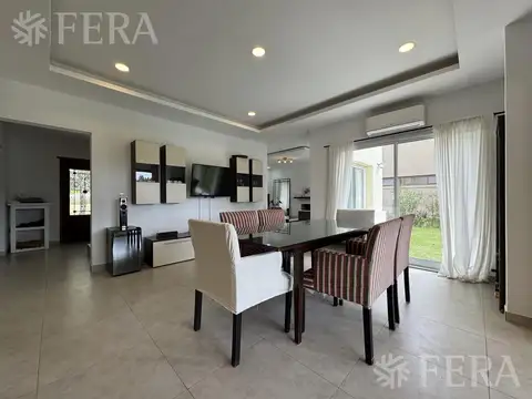 Casa en Venta con 2 cocheras