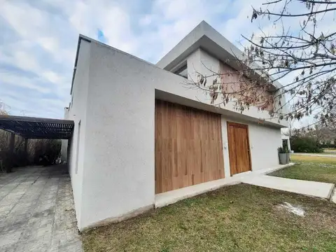 Casa 7 ambientes con 4 baños