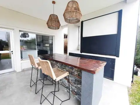 Casa 7 ambientes con 4 baños