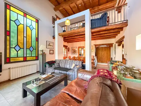 Casa en Alquiler con 2 cocheras