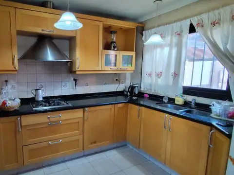 Casa 8 ambientes con 3 baños