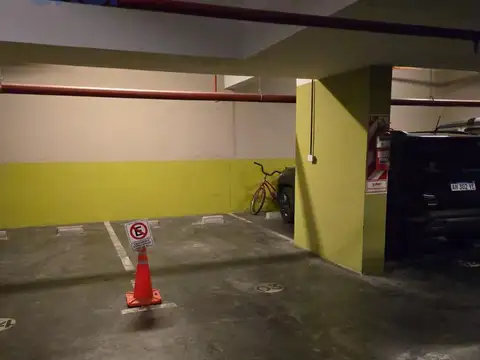 Alquiler excelente cochera fija, cubierta y amplia - Edificio Liberateur - Belgrano Barrancas