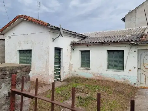Casa en Longchamps con escritura para vivienda o uso comercial apto credito. Rebajada!