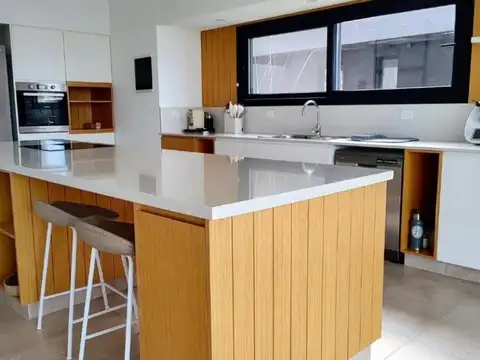 Casa en Alquiler Temporal con 2 cocheras