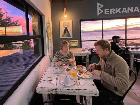 Fondo de comercio: berkana hostel y bar del lago