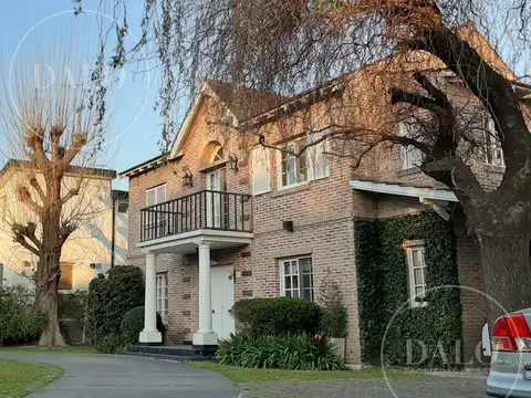 Hermosa Casa 5 Ambientes con Pileta y Parque en el Barrio La Colina