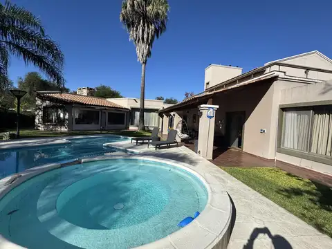 ¡Venta! Impresionante casa en El Bosque - 6 dormitorios ¡Playroom en planta alta!