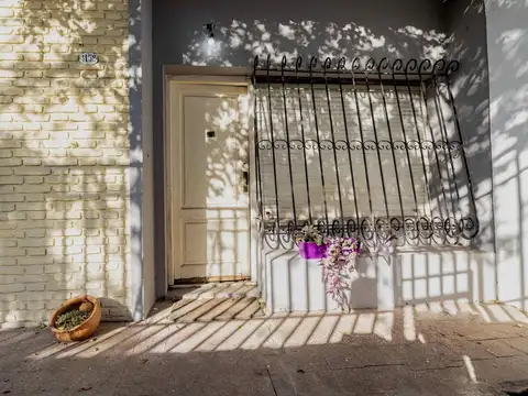 VENTA CASA 3 AMBIENTES COCHERA Y PARQUE EN CASEROS