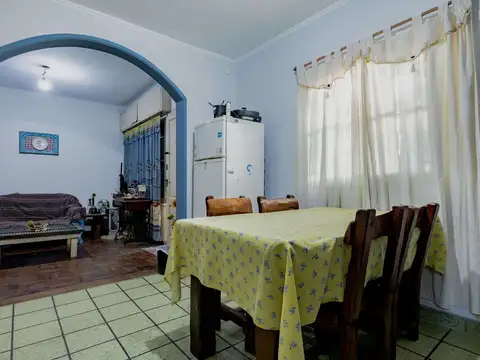 VENTA CASA 3 AMBIENTES COCHERA Y PARQUE EN CASEROS