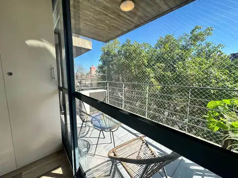 Alquiler: Departamento de un dormitorio amoblado y equipado con balcon y cochera.