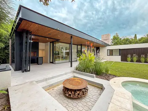 Casa en Venta con 2 cocheras