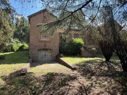 Venta de Casa histórica Chalet en Unquillo con  4 dormitorios  y  un gran terreno