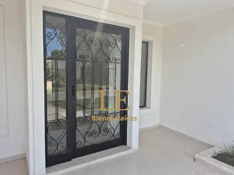 Casa 5 ambientes con 4 baños