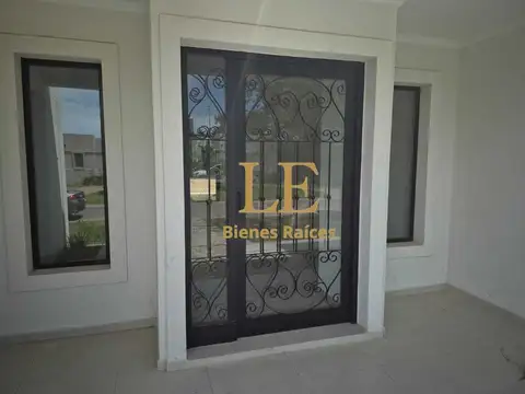 Casa en Venta con 4 cocheras