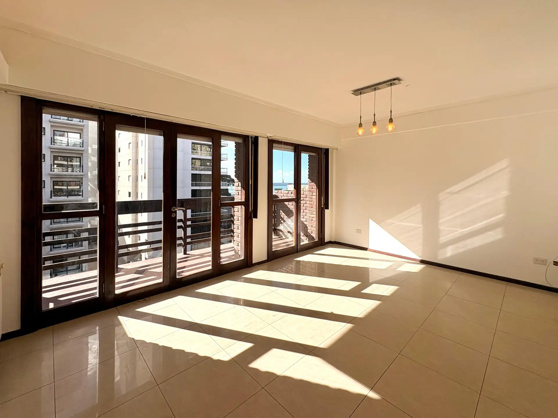 Depto 3 amb, 80m² con cochera y vistas al mar — La Perla