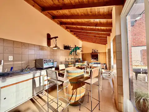 Casa 4 ambientes con 2 baños