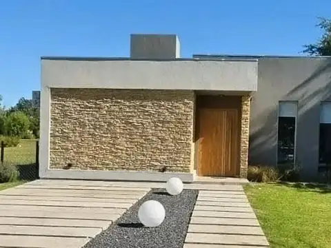 LOBOS. BARRIO LA FEDERALA. RUTA 205 FM 105,5 HERMOSA CASA 4