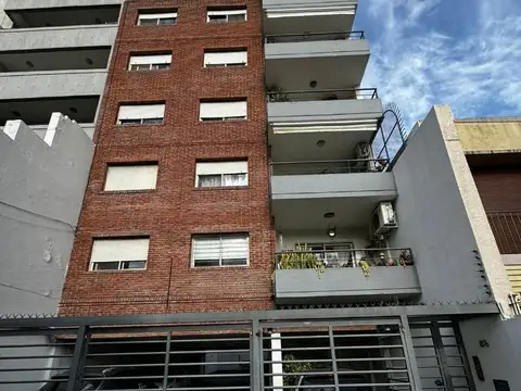 AMPLIO DEPARTAMENTO 3 AMBIENTES, COCHERA BALCÓN!