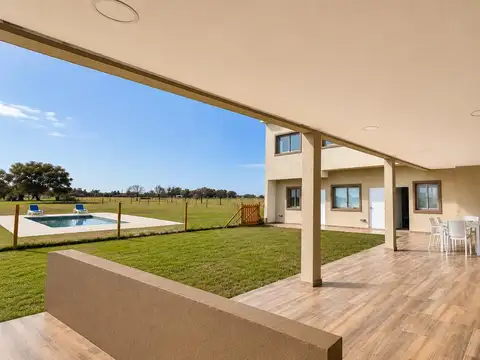 CASA DE 8 AMB EN VENTA EN CHACRAS DE LA TRINIDAD - CAÑUELAS