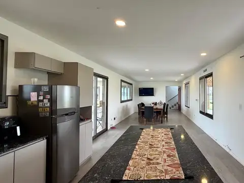 Casa 8 ambientes con 5 baños