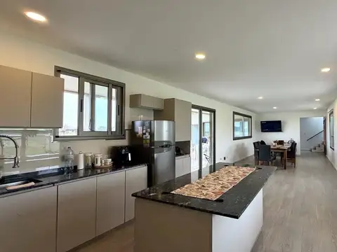 Casa 8 ambientes con 5 baños