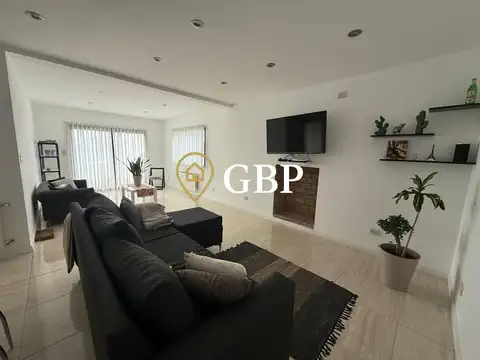 Casa en Alquiler con 4 cocheras