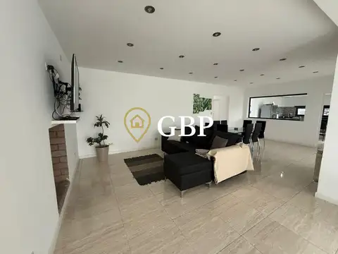 Casa 5 ambientes con 3 baños