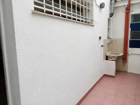 Venta PH dos ambientes patio propio  Beccar