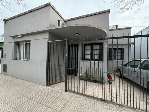 VENTA DE 2  CASAS  CON COCHERA  EN PILAR CENTRO