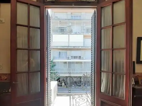 Casa 11 ambientes con 2 baños