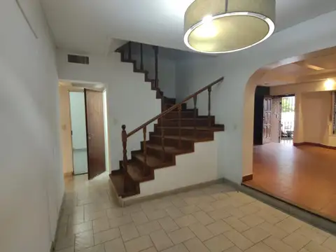 Casa 5 ambientes con 4 baños