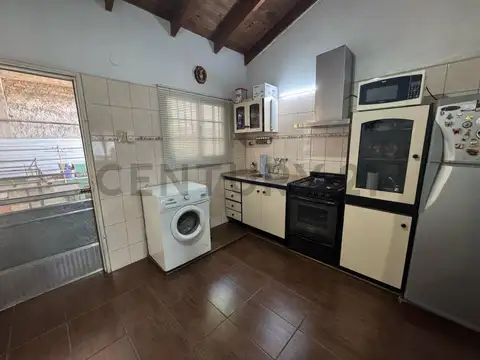 Casa 4 ambientes con 2 baños