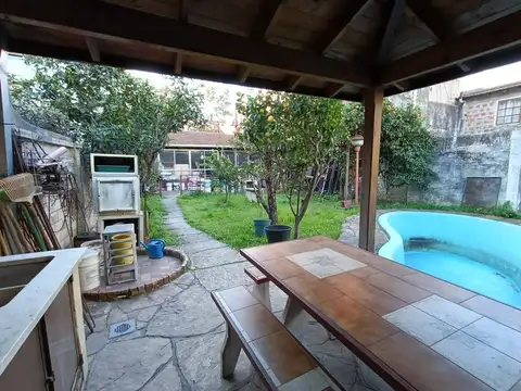 VENTA - CASA 4 AMB C/JARDIN Y COCHERA - SAAVEDRA