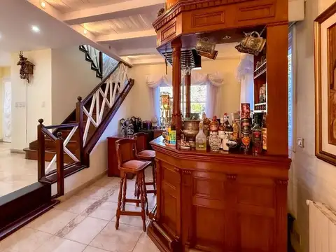 Casa 7 ambientes con 5 baños