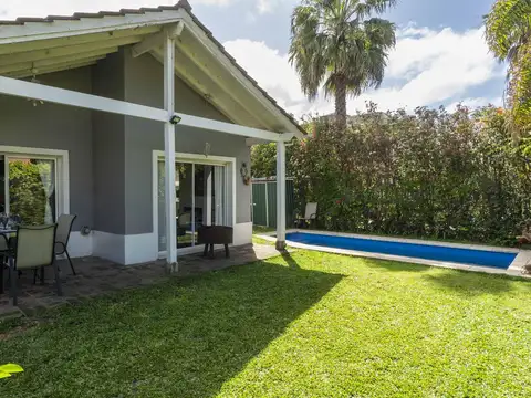 Casa en Barrio Los Alamos (Rincon de Milberg) en una planta, con pileta