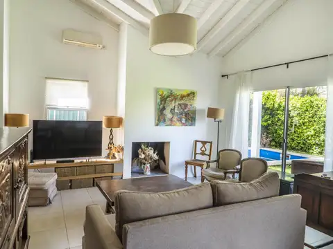 Casa en Venta con 2 cocheras