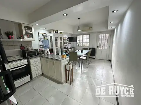 Casa 3 ambientes con 2 baños