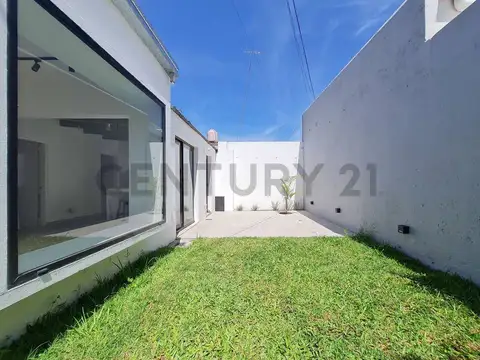 Casa en venta de 2 dormitorios y cochera en La Plata