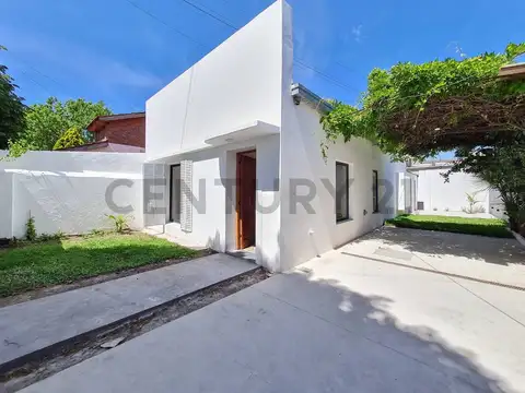 Casa en venta de 2 dormitorios, parque y cochera en La Plata