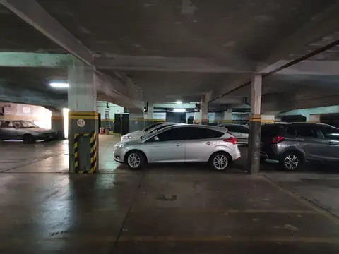 COCHERA CUBIERTA  MUY AMPLIA 