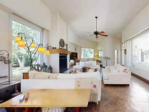 Casa 8 ambientes con 5 baños