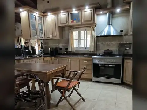 Casa 6 ambientes con 2 baños
