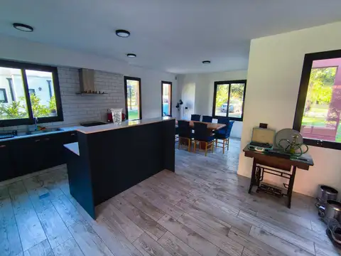 Casa en Alquiler con 2 cocheras