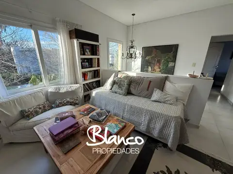 Casa 6 ambientes con 4 baños
