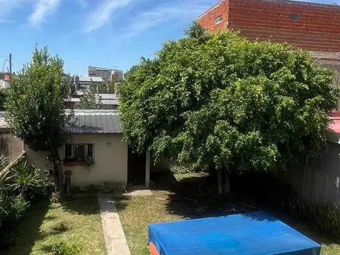 CASA CON AMPLIO JARDÍN, TERRAZA FLORIDA OESTE